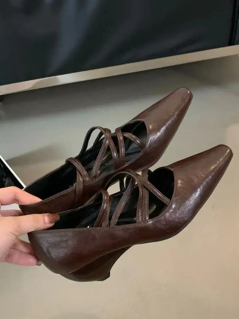 Туфли-лодочки женские с острым носком высокий толстый каблук поперечный ремешок