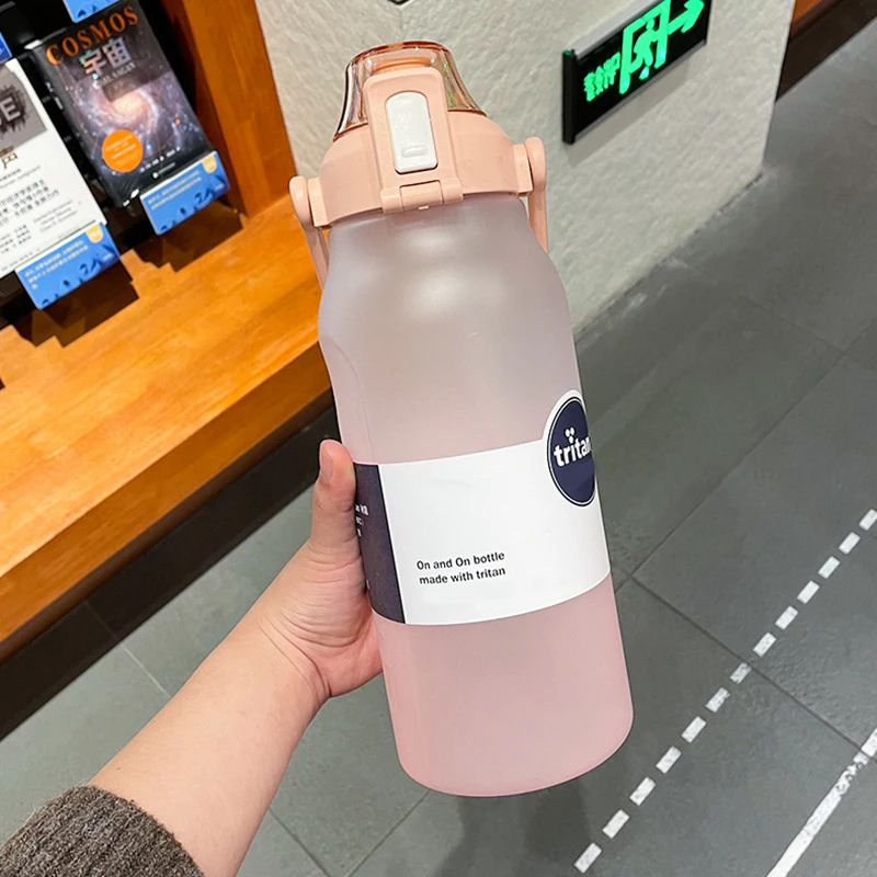 

Большая бутылка для воды с трубочкой, 2 л