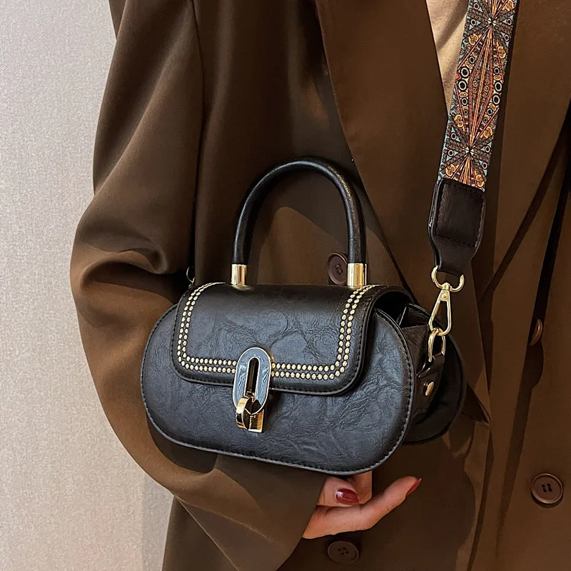 

Advanced Texture Messenger Bag Women Vintage Stereo Portable Small Round Bag 2023 New Fashion Autumn And Winter Cover Lock Bags