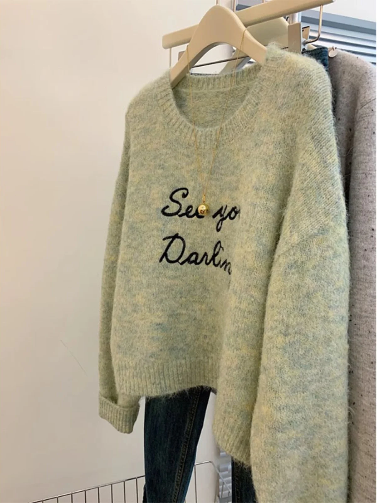 Свободный мягкий клейкий свитер с заниженными плечами и рукавами для женщин