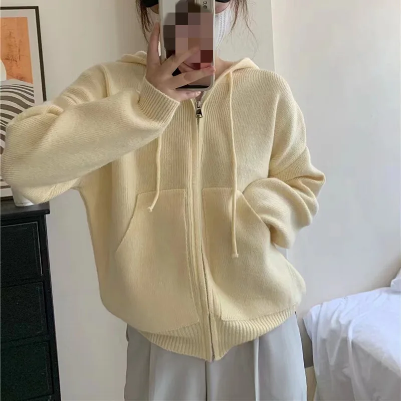 Рисунок 4 - Женский трикотажный кардиган с капюшоном