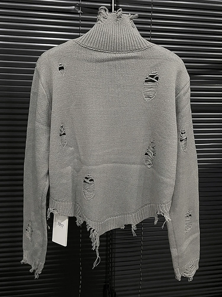 Женская водолазка в стиле пэчворк с рваными отверстиями