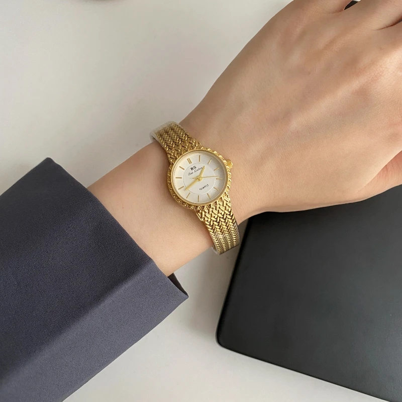 Часы наручные женские кварцевые с маленьким циферблатом