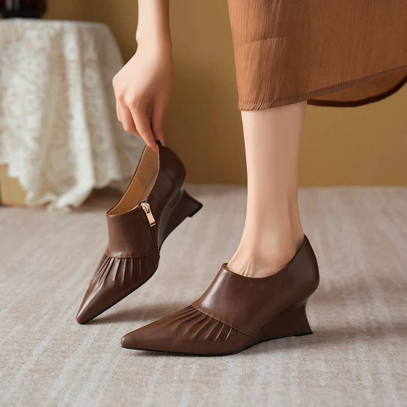 Женские туфли-лодочки из натуральной кожи с острым носком на танкетке и