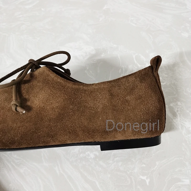 Женские кроссовки из натуральной кожи на плоской подошве