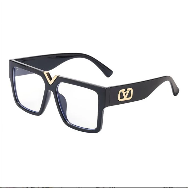 

Women with new square, clear glasses Stylish and casual sunglasses Myopia frame Black flat lens