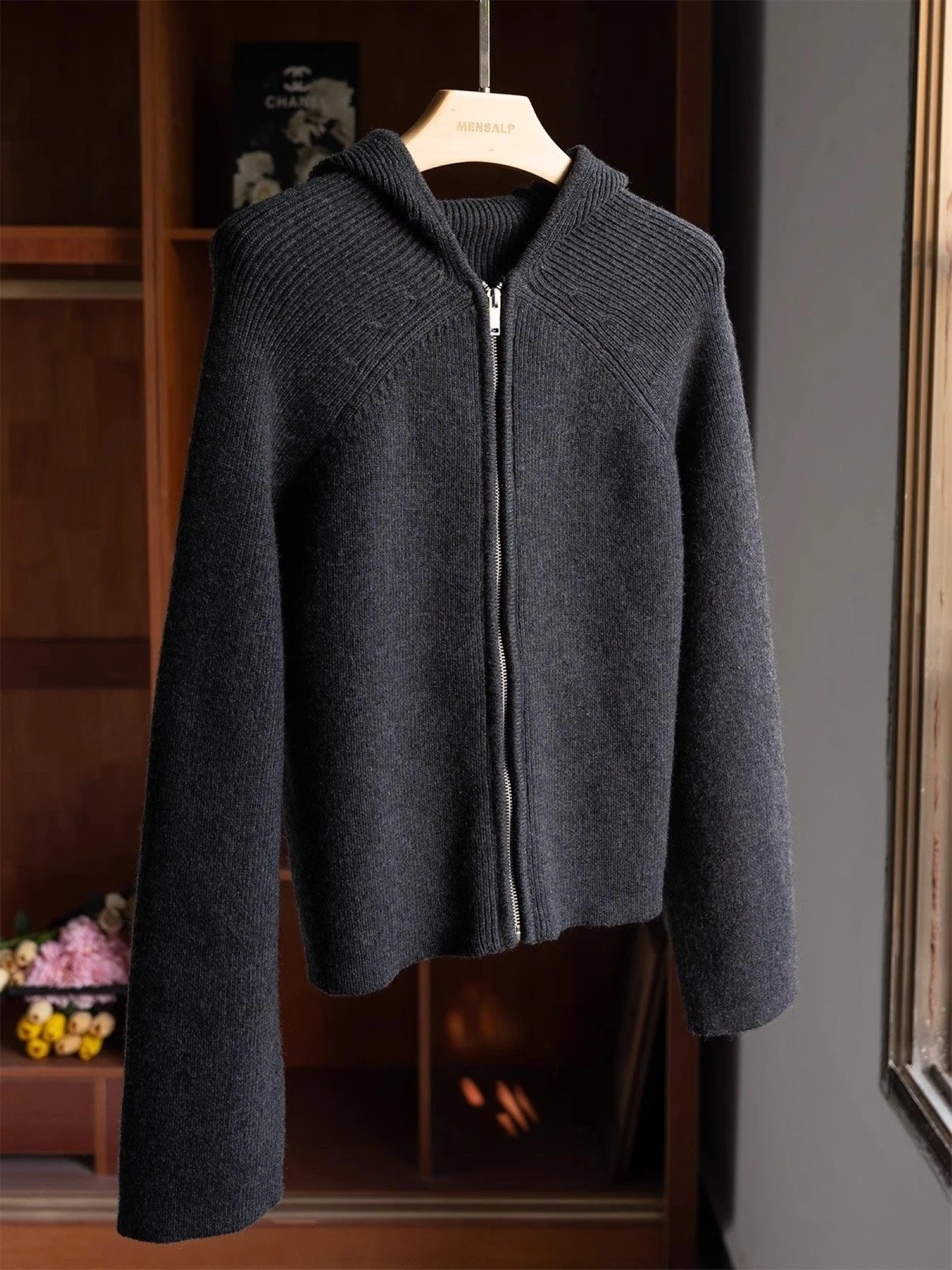 Фото XIMIAN APPAREL 2026 YAZHIMEI cosmod Весенняя новинка: женский повседневный стандартный темно-серый вязаный кардиган с капюшоном №5