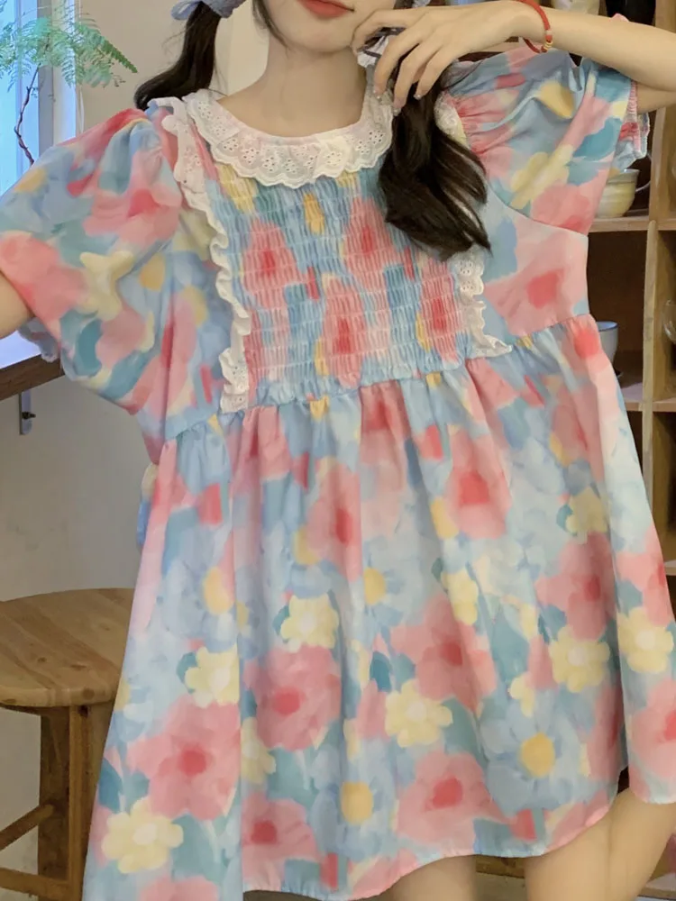 

Женское мини-платье оверсайз с цветочным принтом, кружевными оборками и мешковатым принтом