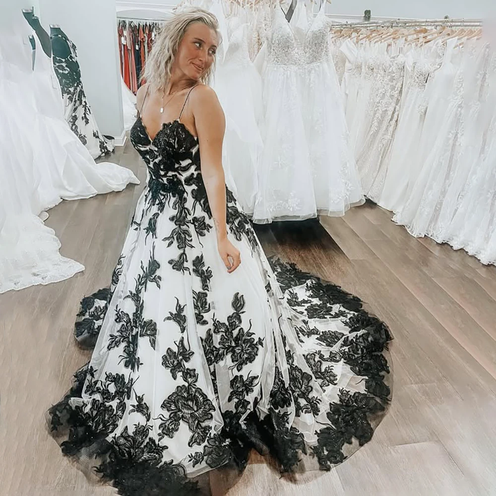 Черно-белое свадебное платье на бретельках с вышивкой и кружевом открытой спиной