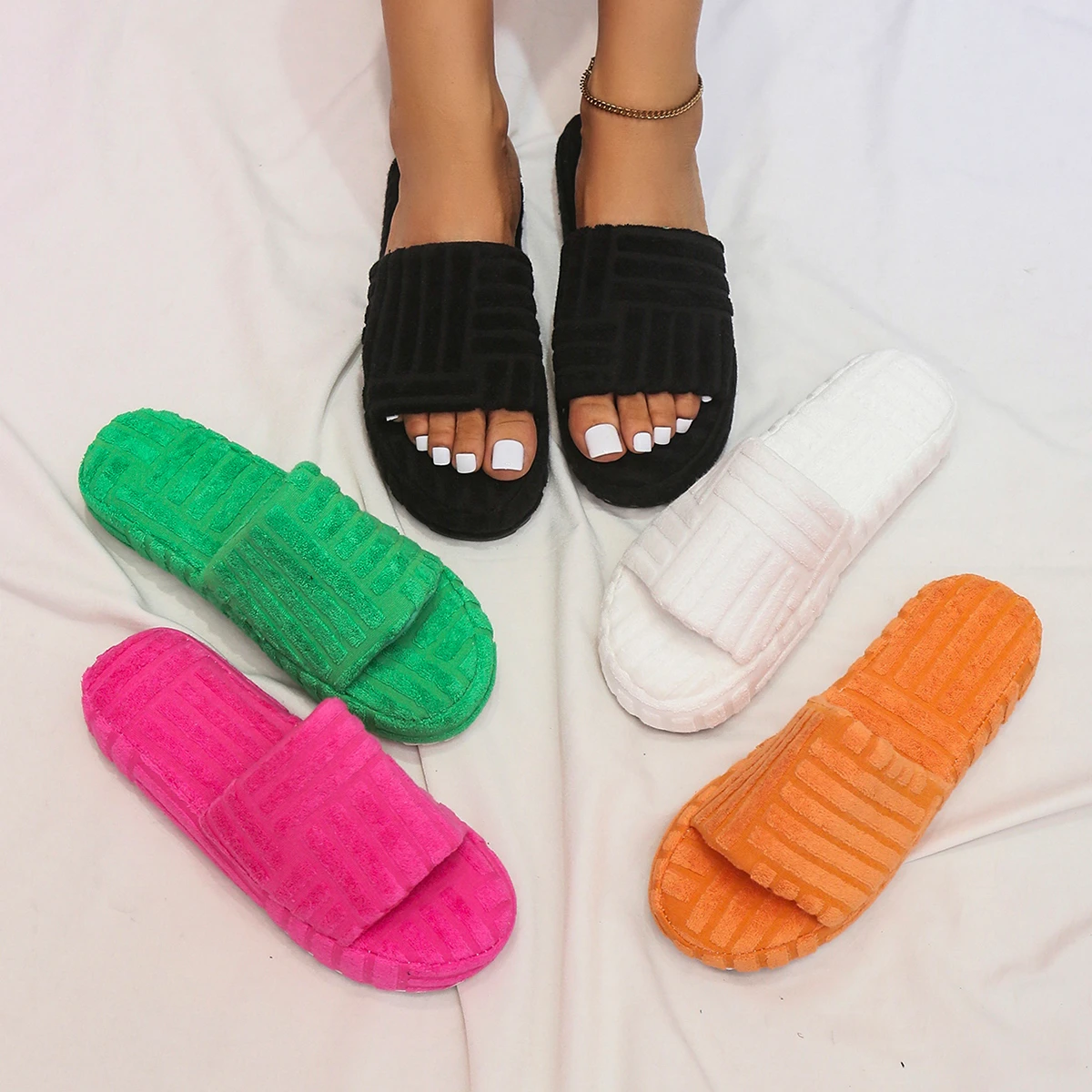 

Temperament Women Platform Slippers Casual Wedges Furry Shoes Plus Size 4243 Solid High-end Flats Designer Slides Luxury Sandals