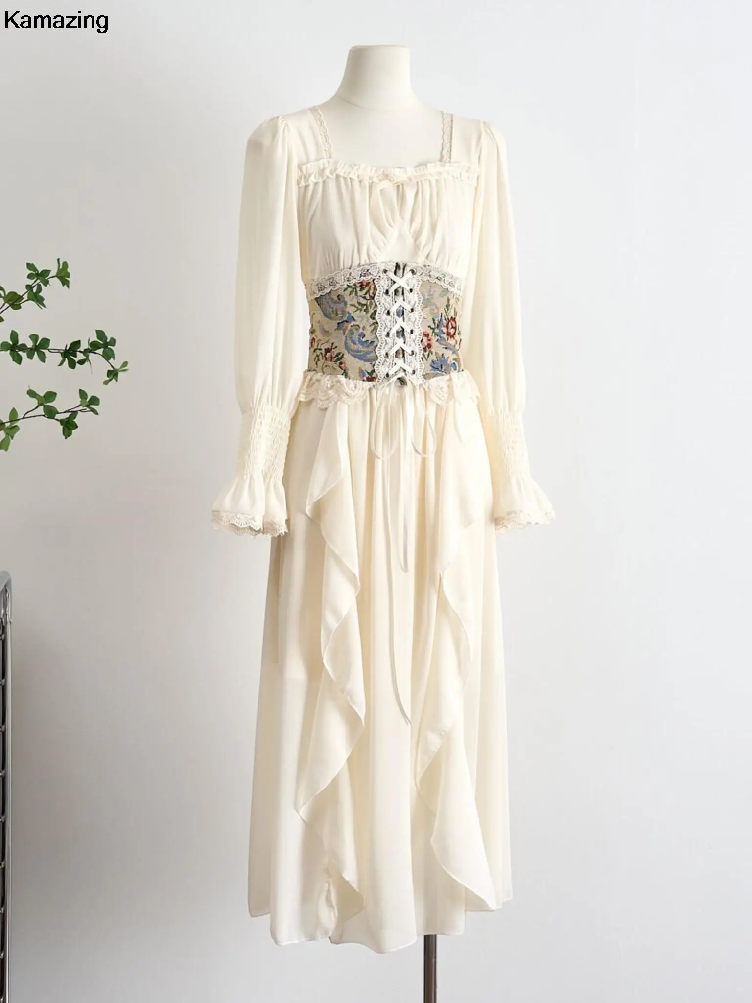 Винтажное платье-корсет средней длины в европейском стиле