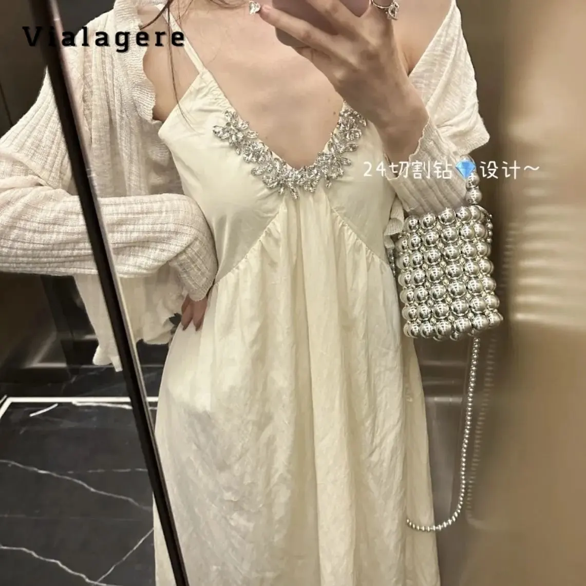 

Женское шифоновое приталенное платье с открытой спиной и V-образным вырезом