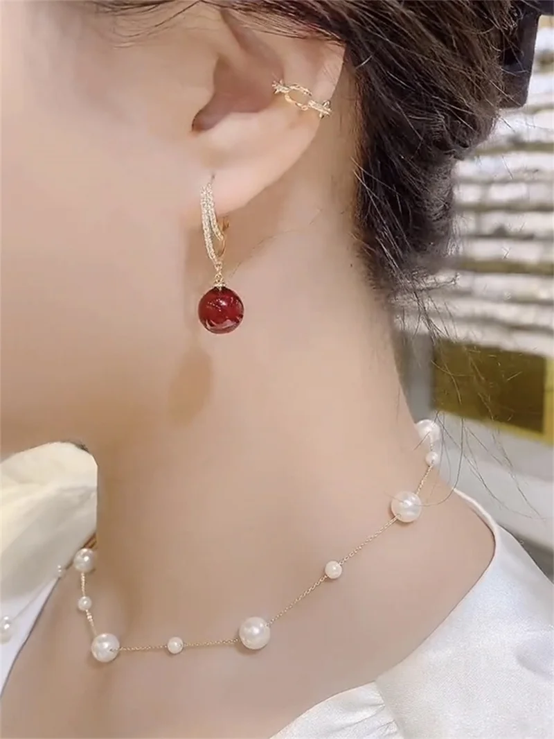 Красные висячие серьги с искусственным жемчугом