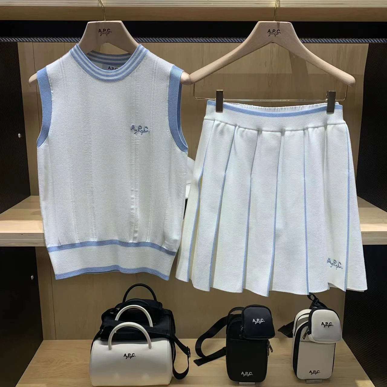 

APC Gentle and Cute Golf Apparel Women's Knitted Set Top Sleeveless Simple and Elegant Sports Golf Skirt