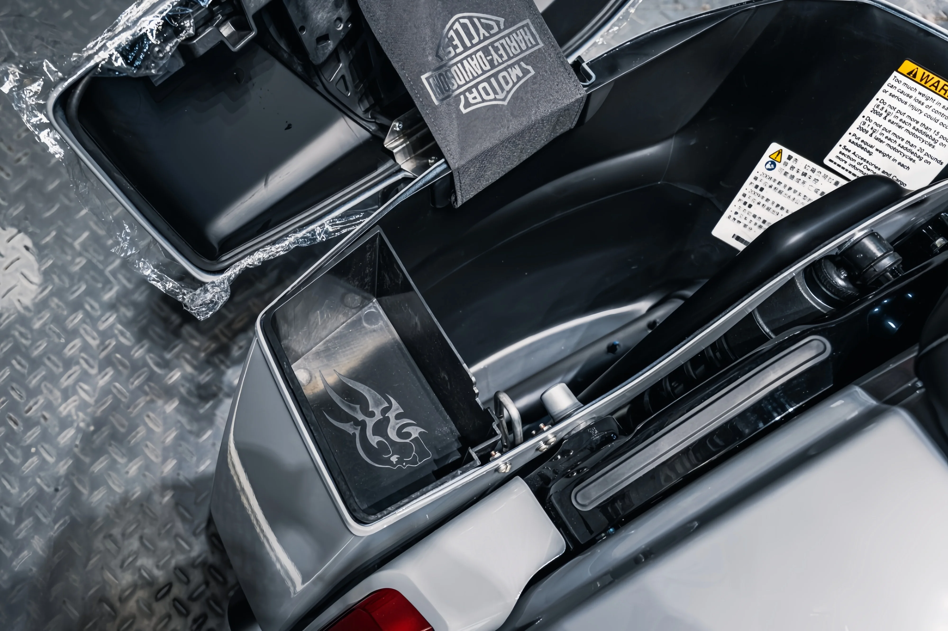 Фото Новый ящик для хранения мотоцикла для Harley CVO Road Glide FLTRXSE Road King, ящик для хранения инструментов, разделитель, полка, аксессуары 2023-2025 №4