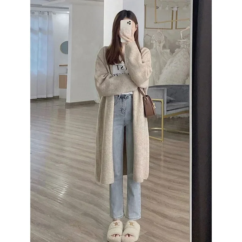 Женский вязаный кардиган средней длины с V-образным вырезом