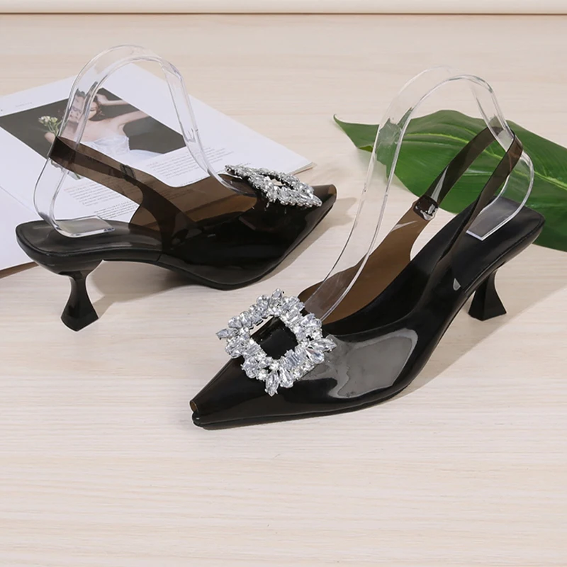 Женские босоножки Caystal на среднем каблуке с острым носком и ремешком пятке осень