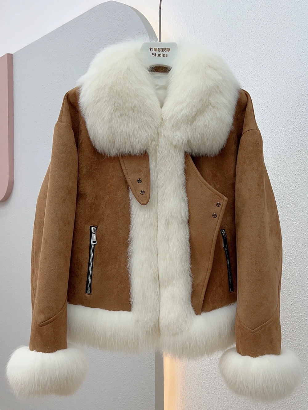 

Женская замшевая куртка с мехом лисы, короткая мотоциклетная куртка с подкладкой из гусиного пуха, зима 2023