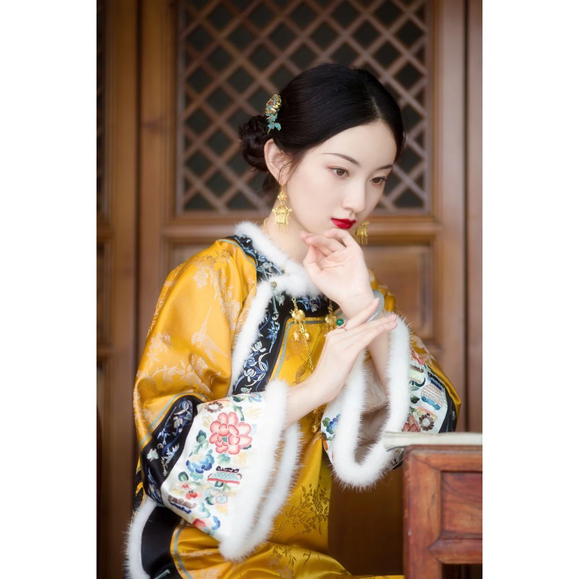 

Chinese Qipao Dress Woman Palace Imitation Late Qing Dynasty Retro Embroidered Cotton Thick Fur Collar Ruyi Lapel Long Cheongsam