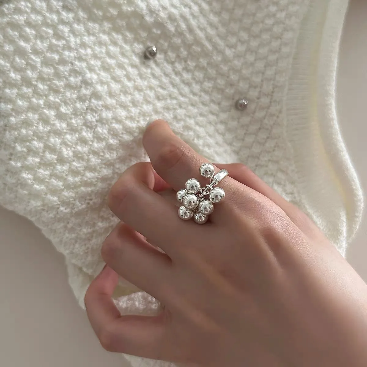 Женское кольцо с камнем-колокольчиком из серебра 925 пробы