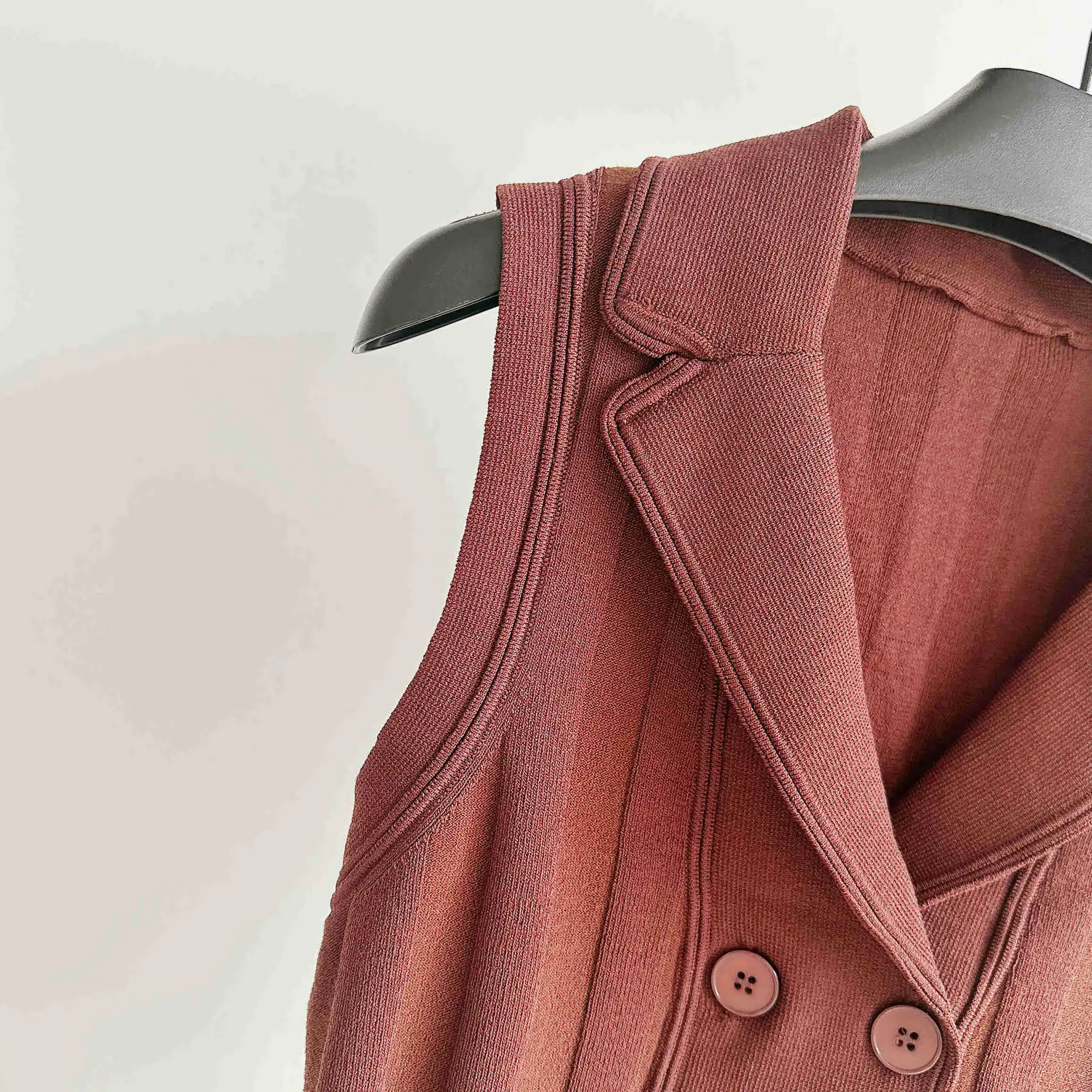 

Новинка 2023, Ранняя осень, двубортный жилет с воротником/плиссированная вязаная юбка для женщин