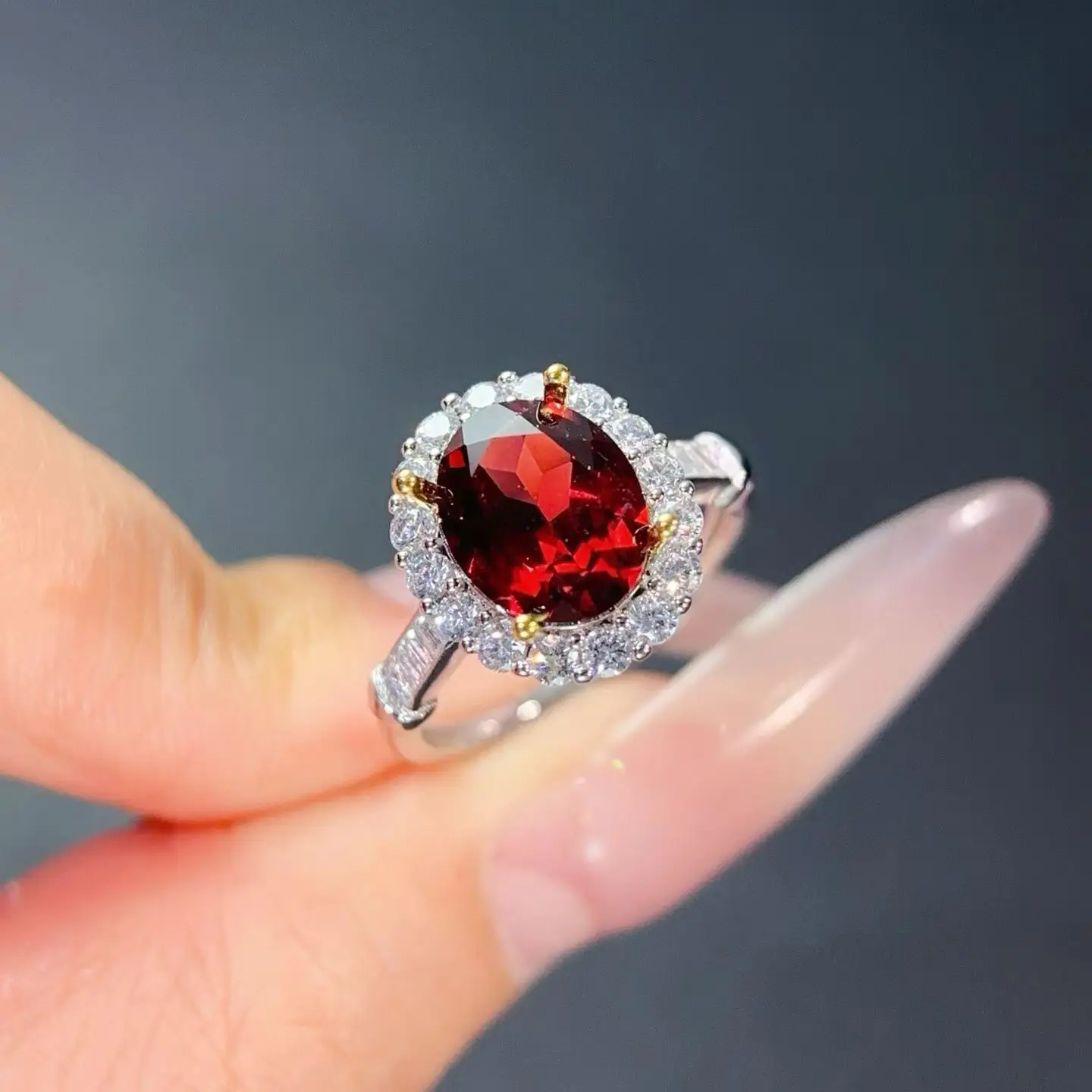 Серебряное кольцо 925 пробы с натуральным мозамбикским гранатом (8x10 мм) с сертификатом, подлинное серебряное украшение с гранатом, подарок жене (art.: 3920dad13923b) - 3920dad13923b