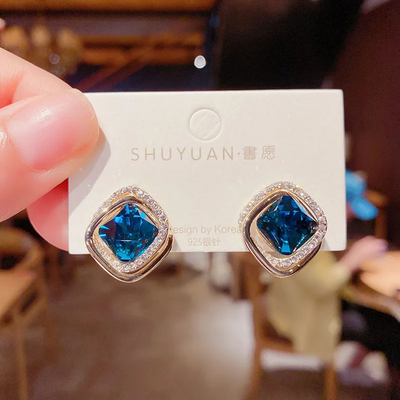 

Korean High-End Light Luxury Temperament White Camellia Flower Simple Atmosphere Retro Hong Kong Style Ear Stud Earrings Female