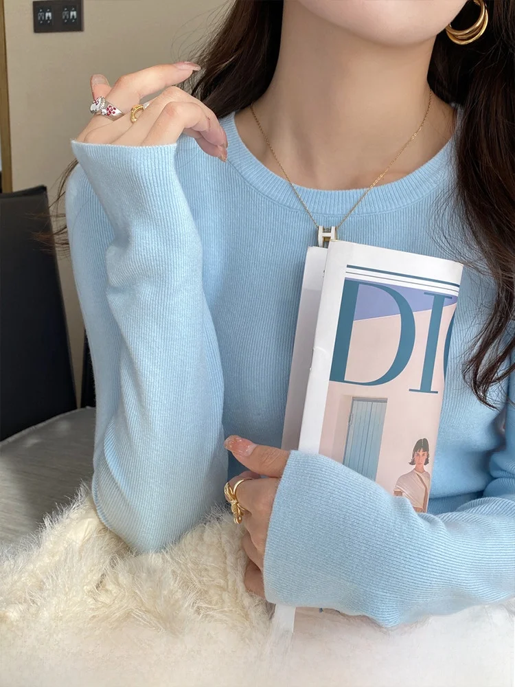 Синяя трикотажная нижняя рубашка с низким круглым вырезом женская внутренняя