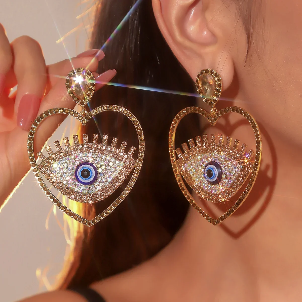Дизайнерские серьги с разноцветными бриллиантами и глазом дьявола в форме