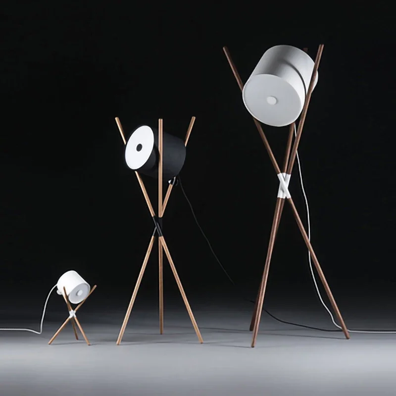 na sofę do salonu w stylu nordyckim. Lampa stołowa z czarnego orzecha. Kreatywny projektant. Lampka nocna sypialni