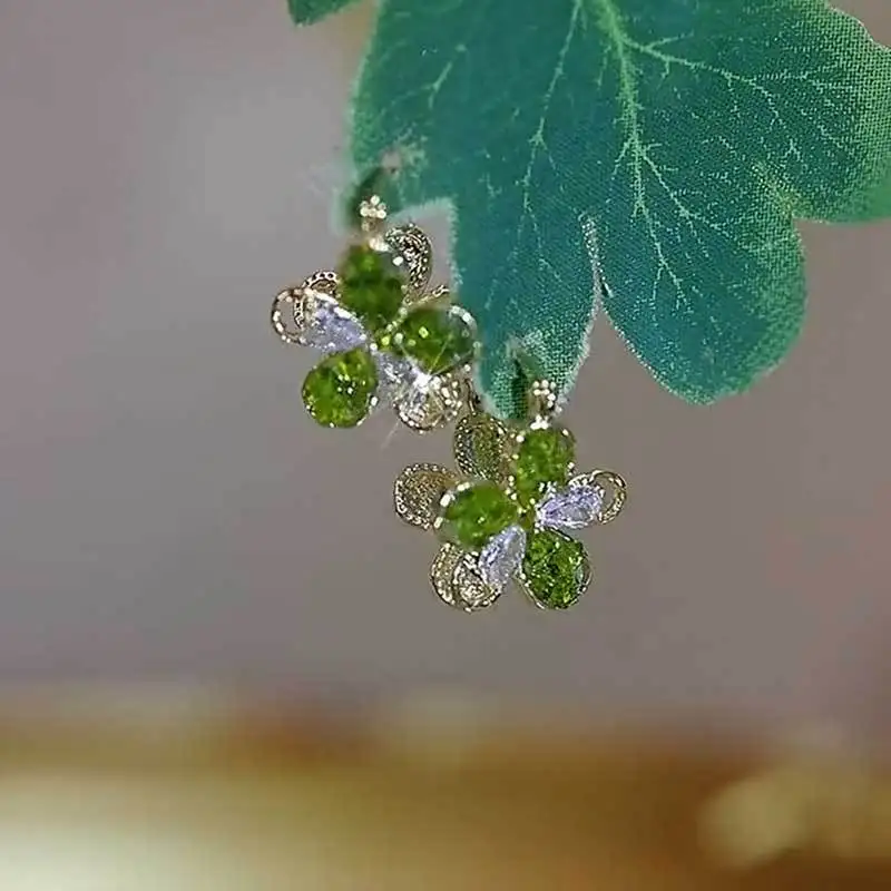 Женские серьги в виде цветов с зелеными кристаллами