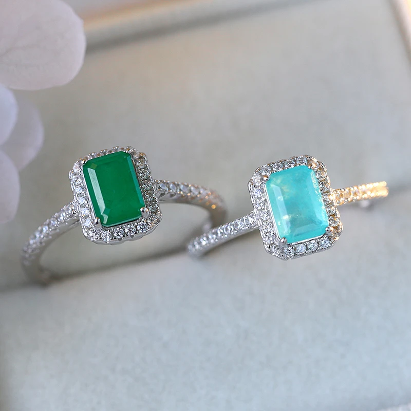 Женское прямоугольное кольцо из серебра 925 пробы с изумрудом и сапфиром