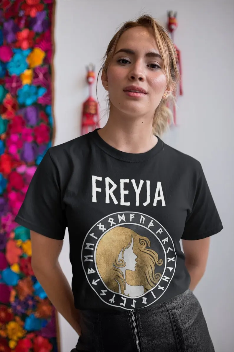 Футболка Freyja Скандинавская богиня любви с символом битвы и плодия