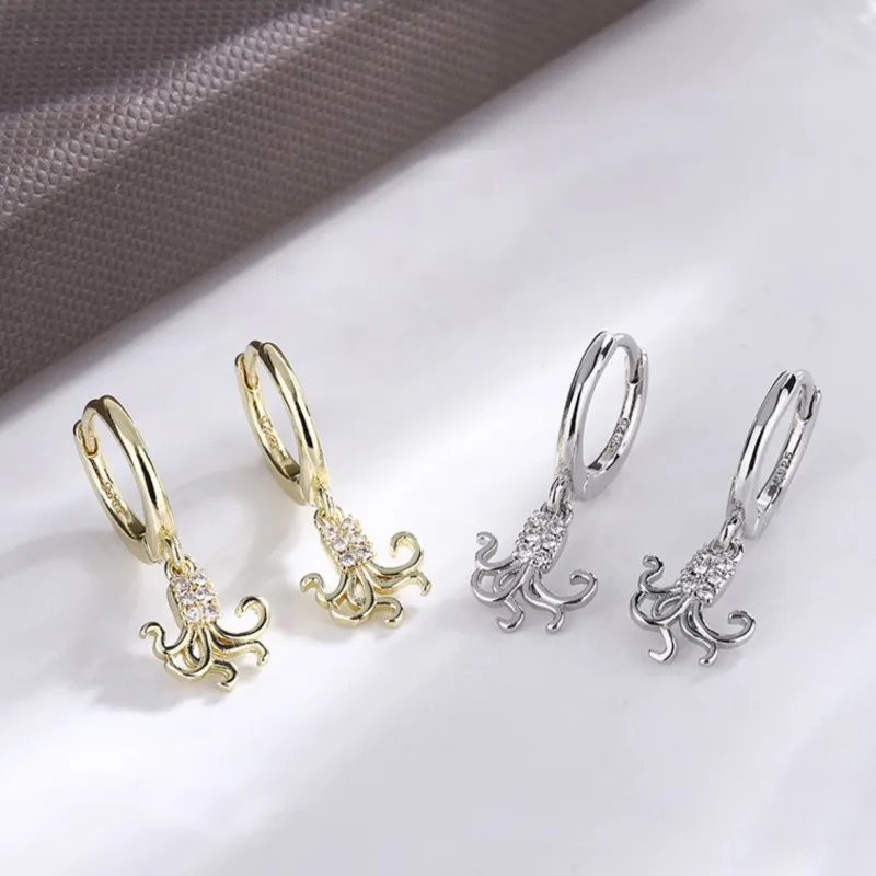 Женские серьги-кольца в виде осьминога с инкрустацией из циркона