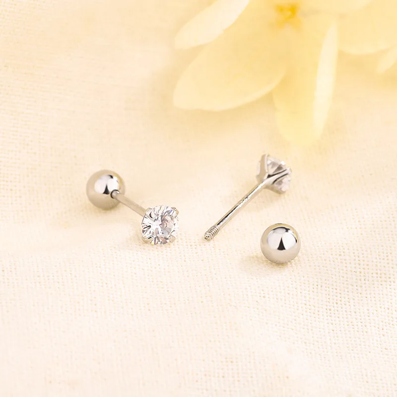 Серьги-гвоздики золотого и серебряного цвета с четырьмя зубцами из циркония для