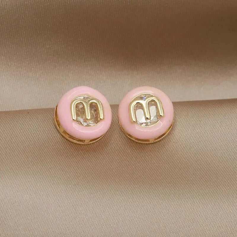 Серьги-гвоздики с кристаллами розового цвета и буквой M модные брендовые