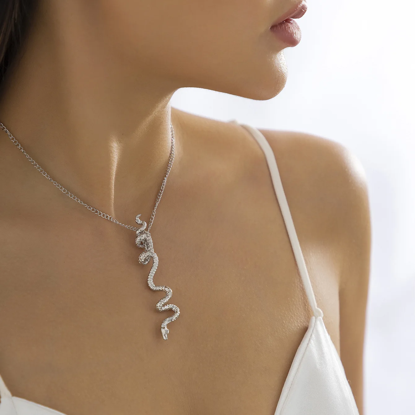 

New Fashion Gold Winding Snake Necklace Metal Wind Chain Clavicle Chain Women Jewelry Gift