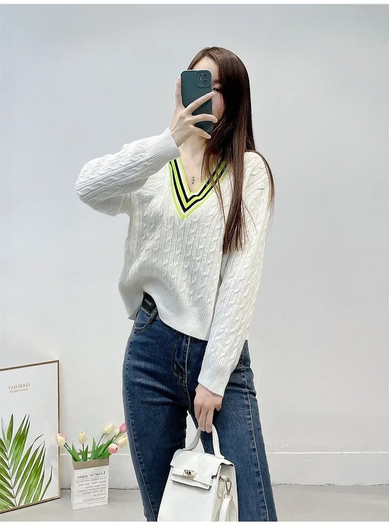 Женский трикотажный белый свитер с буквенной вышивкой контрастный Повседневный