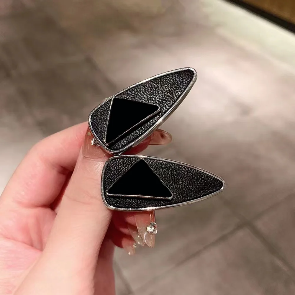 

PD Korean version of the new trendy temperament PU leather hairpin female black triangle logo side clip hairpin headdress
