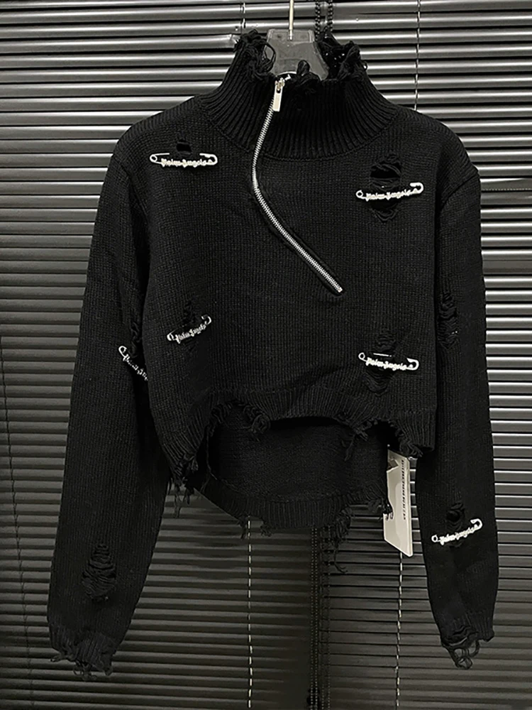 Женская водолазка в стиле пэчворк с рваными отверстиями