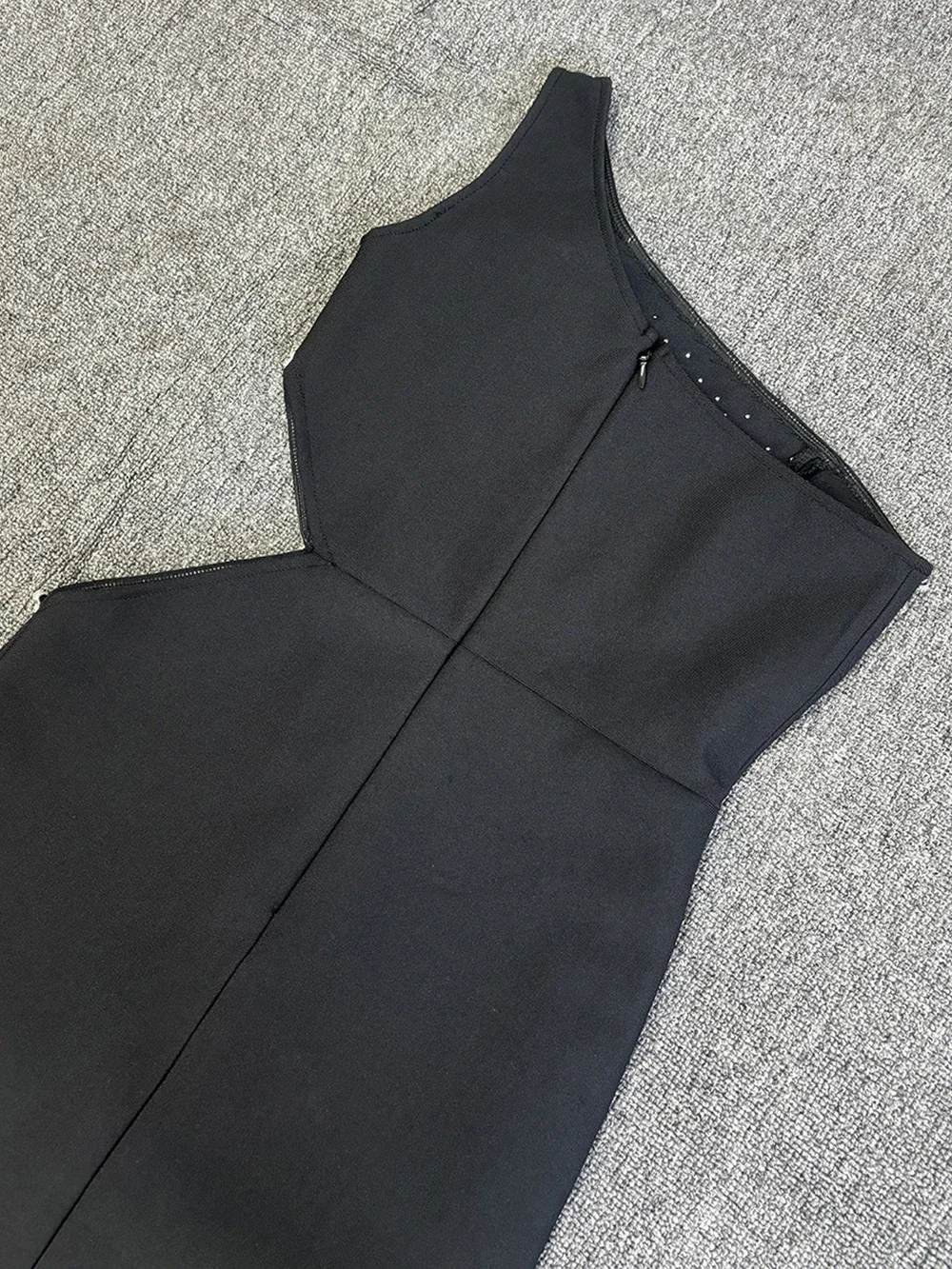 Женское платье-макси с одним открытым плечом без рукавов разрезом