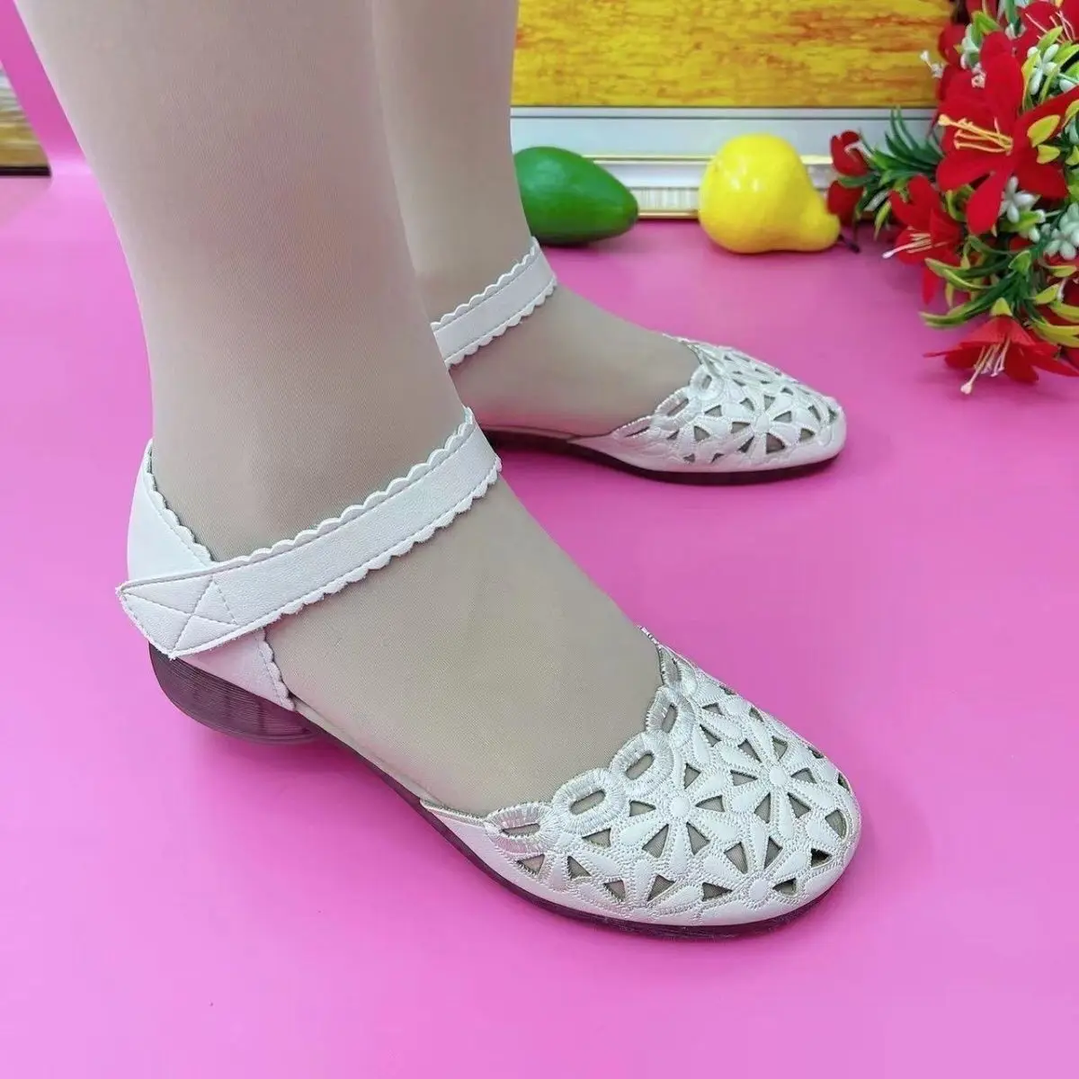 Mom Hollowed Mary Janes Shoes Low Heels Summer Strap Hook & Loop Sandalias Round Toe Leather Flower Flats Mom Cut-outs Shoes