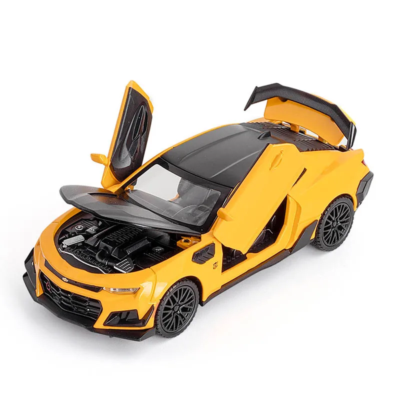 

1:32 модель спортивного автомобиля Camaro из сплава металла, игрушечная литая модель со звуком и светом, открывающая заднюю дверь, Игрушечная машина для фильма, коллекционные подарки