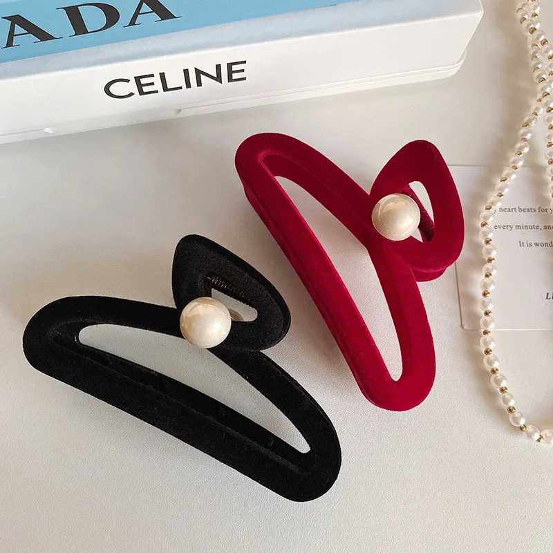 

Premium Velvet Hair Claw Clip New Small Fragrant Pearl Gripper Gentle Temperament Hairpin Autumn and Winter Hair Accessories