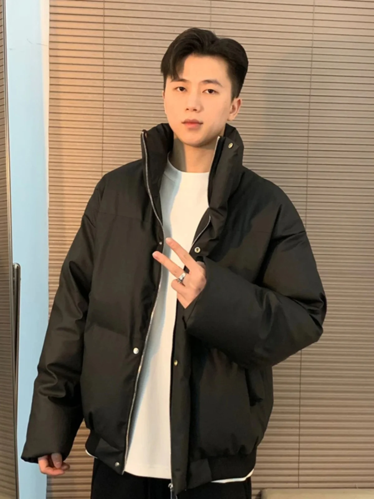 Черный пуховик из искусственной кожи с воротником-стойкой одежда на хлопковой