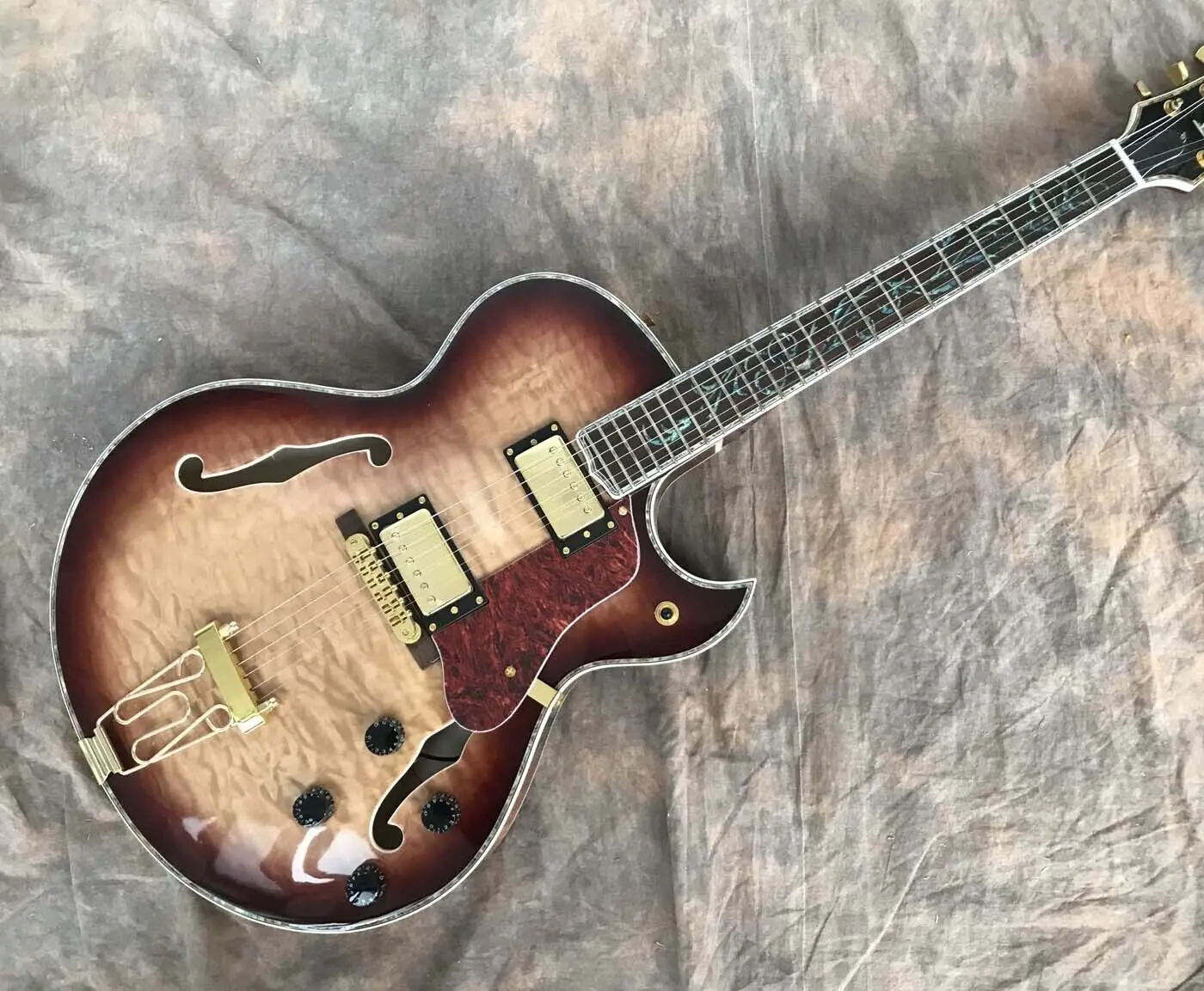 

Hot Sale 6 String Electric Guitar Flame Maple Back 3 Piece Neck High Quality