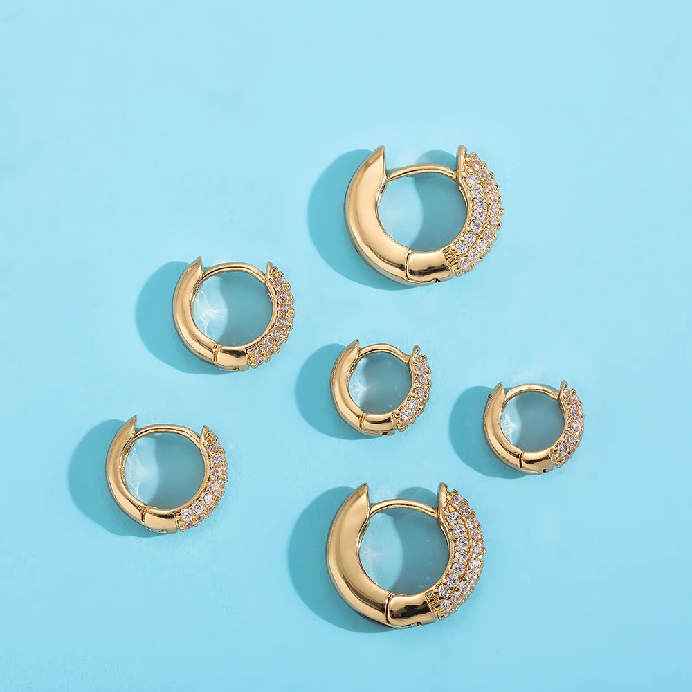 Модные медные серьги-кольца с фианитами золотого цвета маленькие Хрящевые
