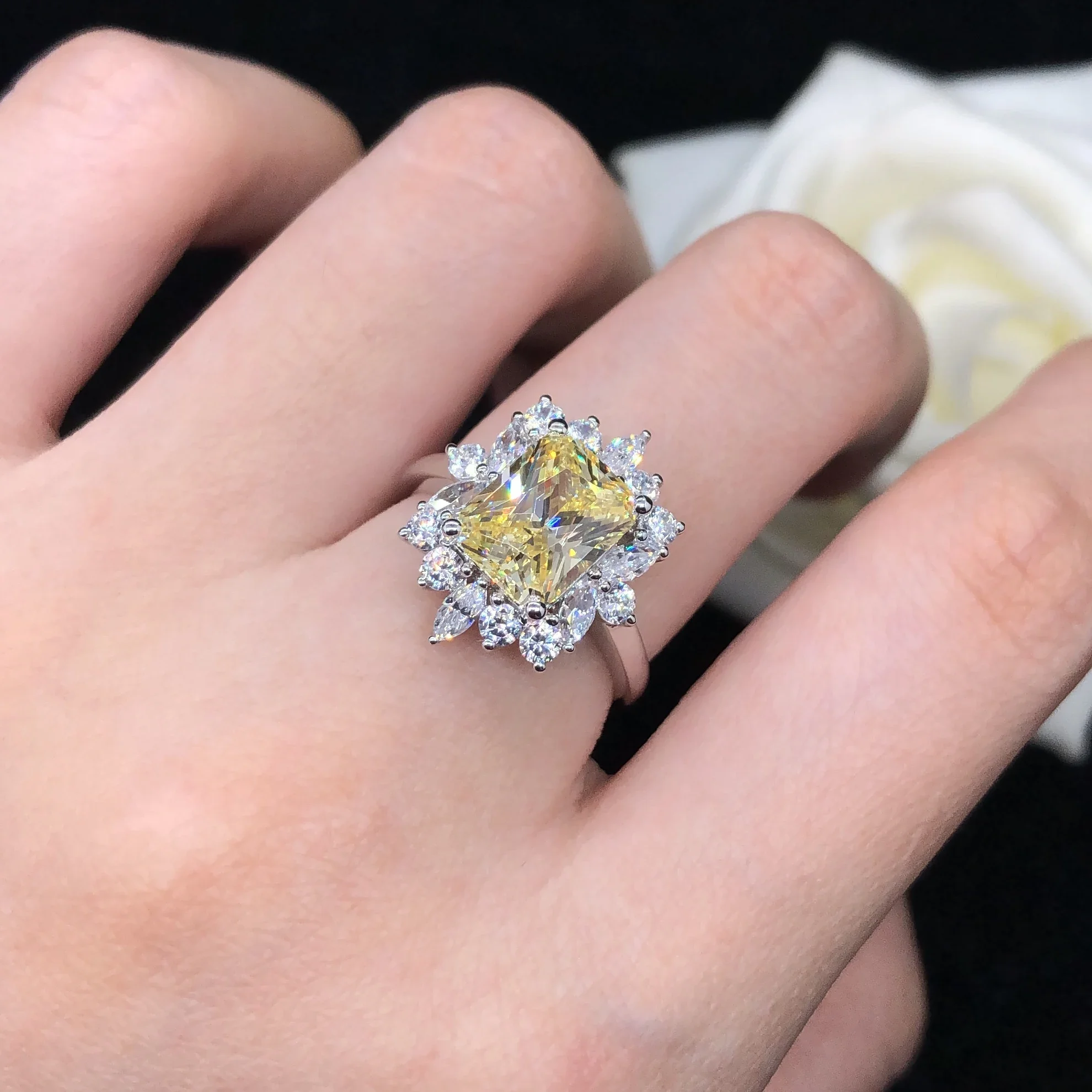 Женское кольцо с изумрудной огранкой 3 карата желтым и синим бриллиантом из