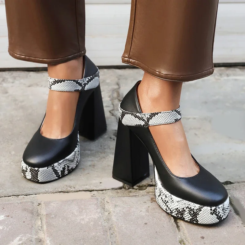 Женские туфли-лодочки из микрофибры со змеиной полиуретановой панелью и