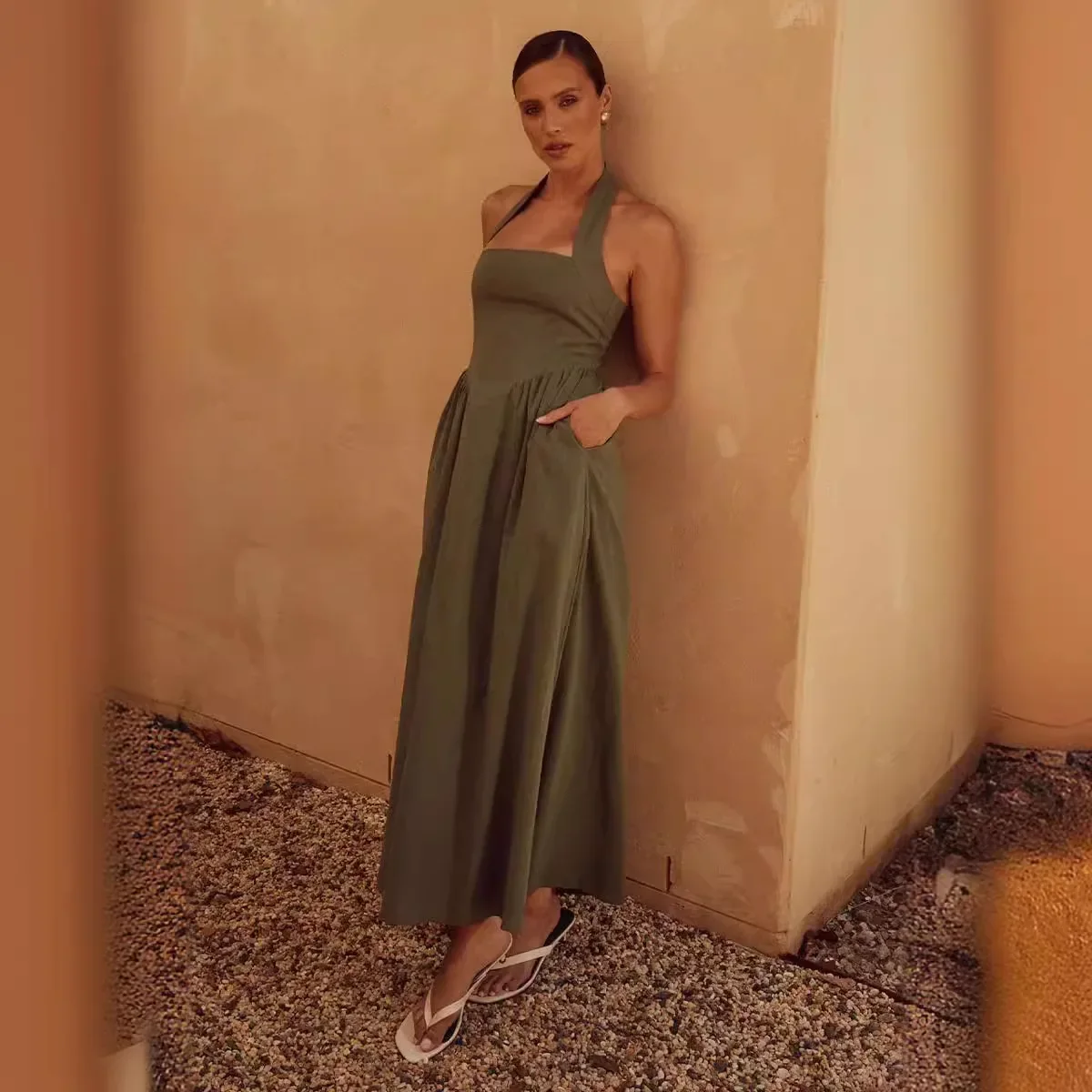 Женское платье без рукавов длинное с V-образным вырезом и открытой спиной